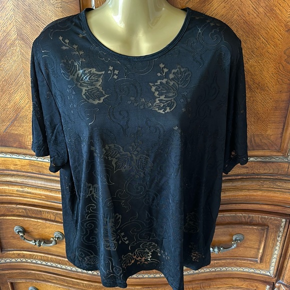 This T-shirt has a see-through burnout floral pattern - Picture 1 of 4